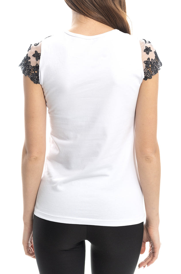 Бяла памучна блуза с черни цветя от бродирана дантела 5423