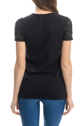 Черна памучна блуза с дантелени платка и ръкав 5421