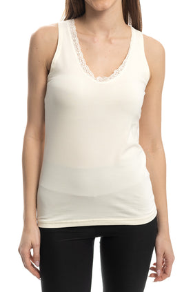 Памучен потник, цвят шампанско, обточен с дантела 6550