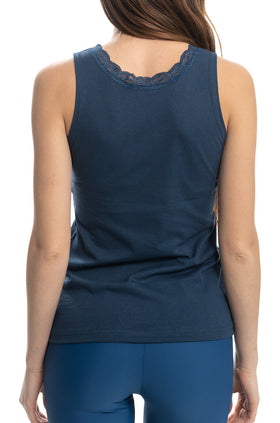 Тъмносин памучен потник, обточен с дантела 6550