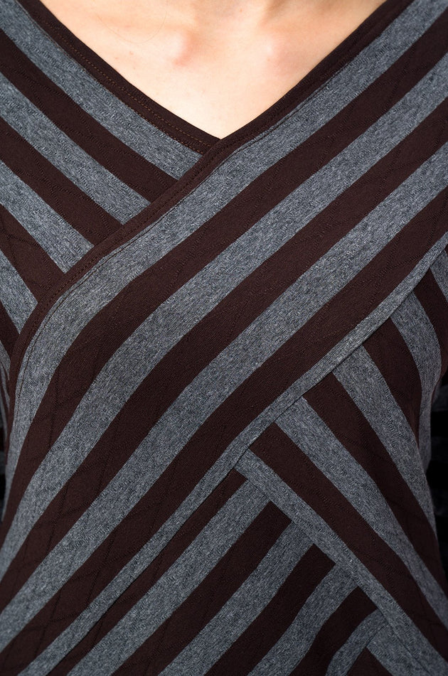 Памучна блуза с дълъг ръкав в сив цвят на кафяви райета 527